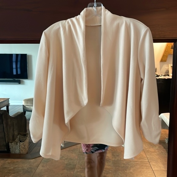 Gorgeous, crêpe style cropped Balzer - Picture 2 of 10